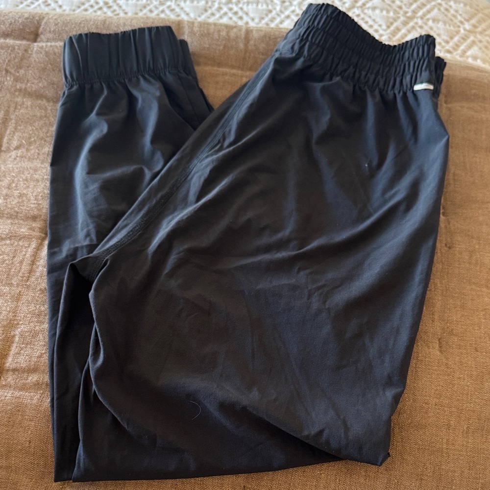 VUORI woman’s black joggers